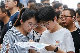 这待遇拉满了！底线球还没发出来 哈登身边已经跟着两个人了